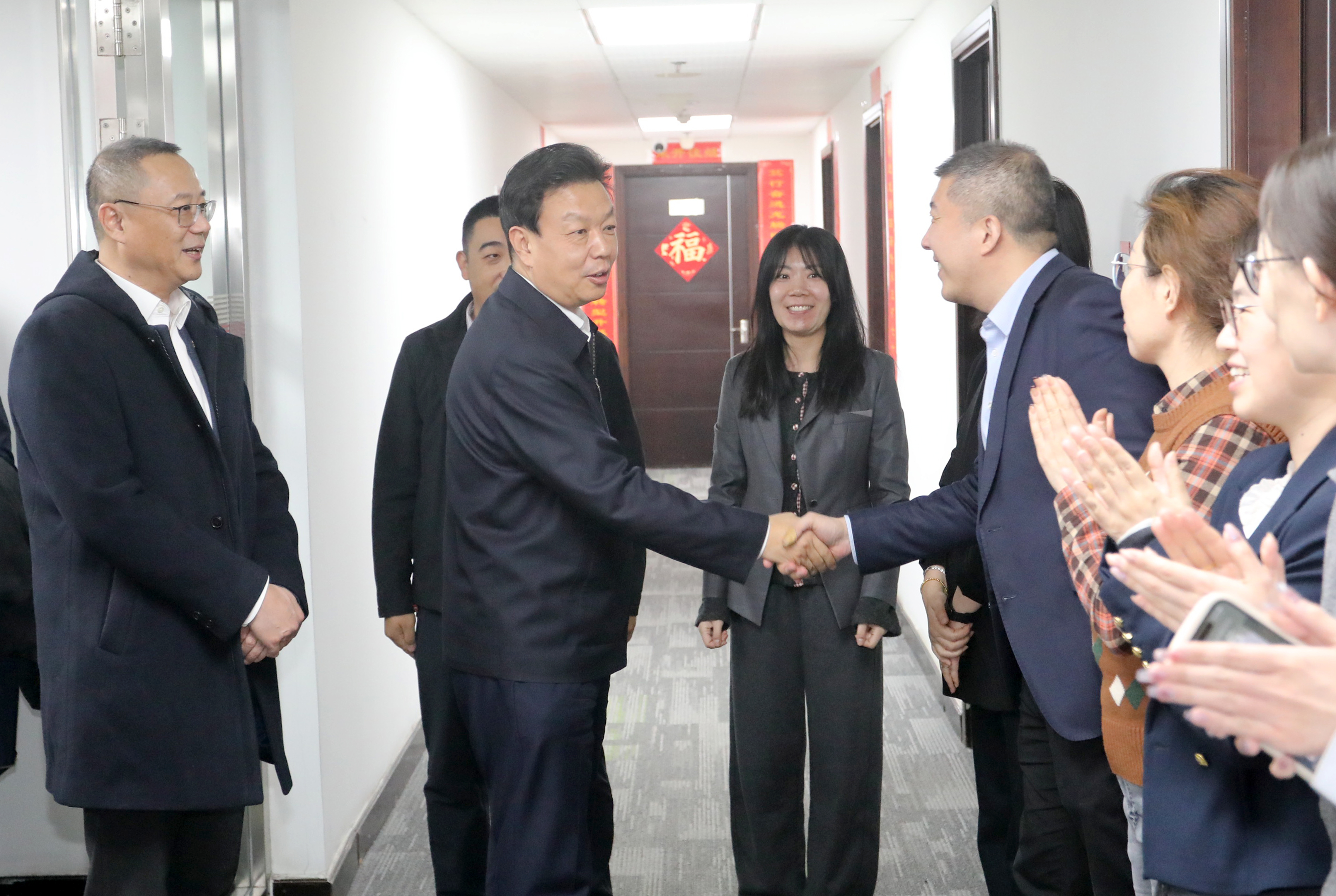 陳得信與干部職工親切握手