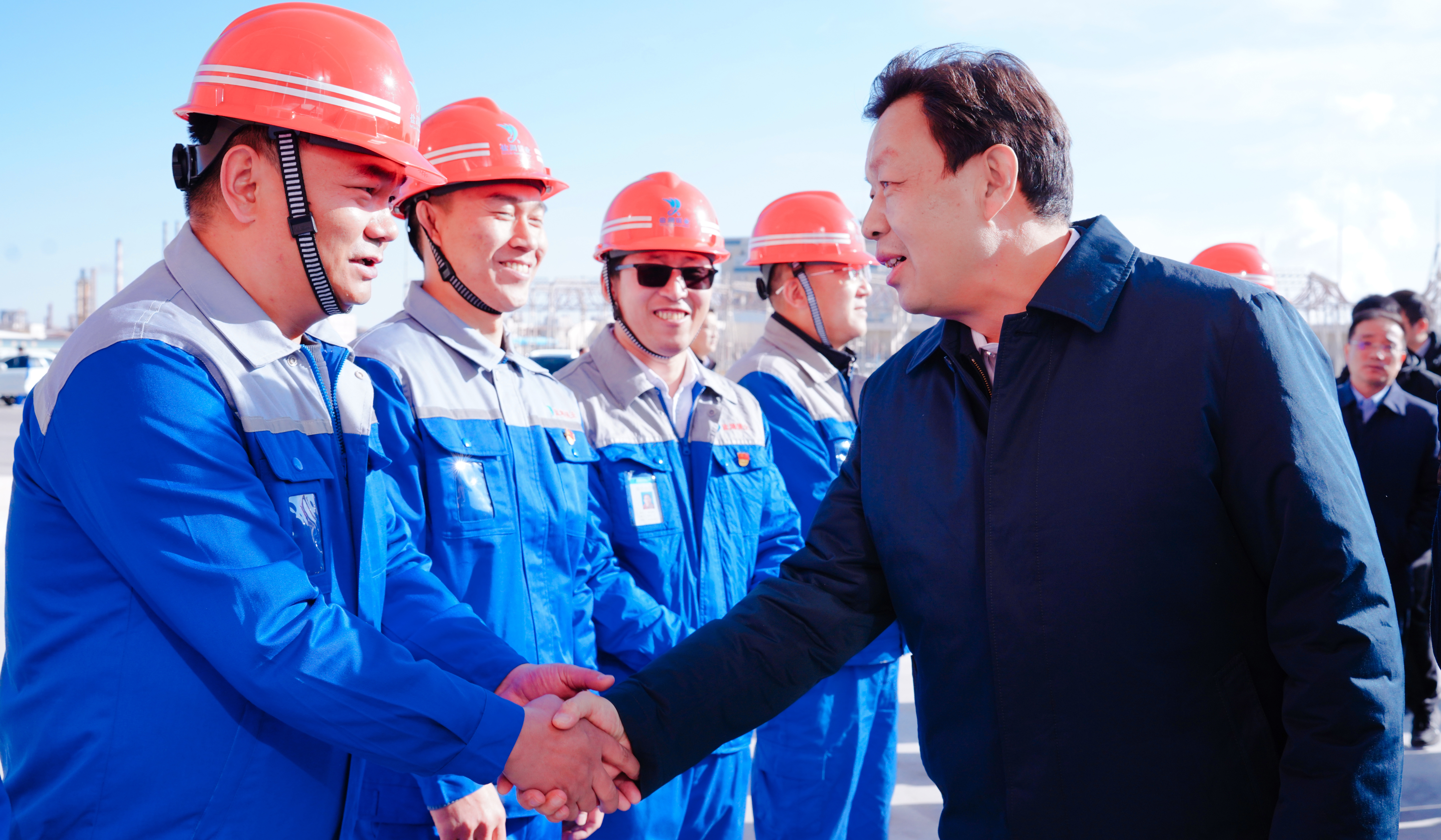 陳得信慰問鹽湖鎂業(yè)一線干部職工